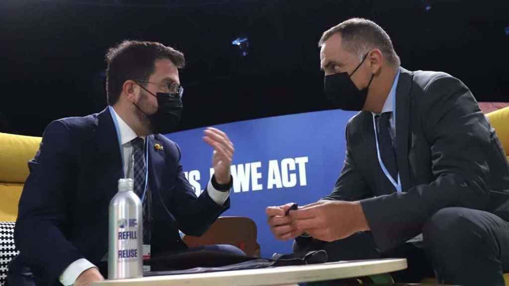 El presidente catalán, Pere Aragonès, con el de Córcega, Gilles Simeoni, en la COP26 en Glasgow, donde ha anunciado la creación de una empresa energética pública / GOVERN