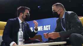 El presidente catalán, Pere Aragonès, con el de Córcega, Gilles Simeoni, en la COP26 en Glasgow, donde ha anunciado la creación de una empresa energética pública / GOVERN