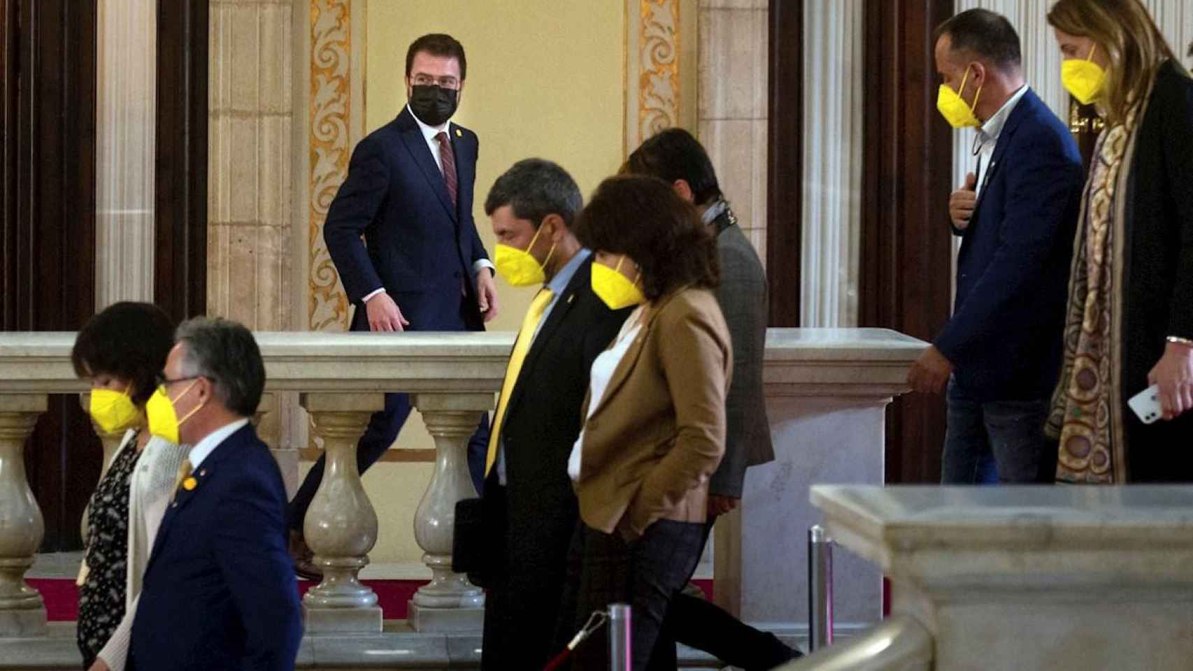 Pere Aragonès, observando la salida de diputados de JxCat en su frustrada sesión de investidura como presidente de la Generalitat / EFE