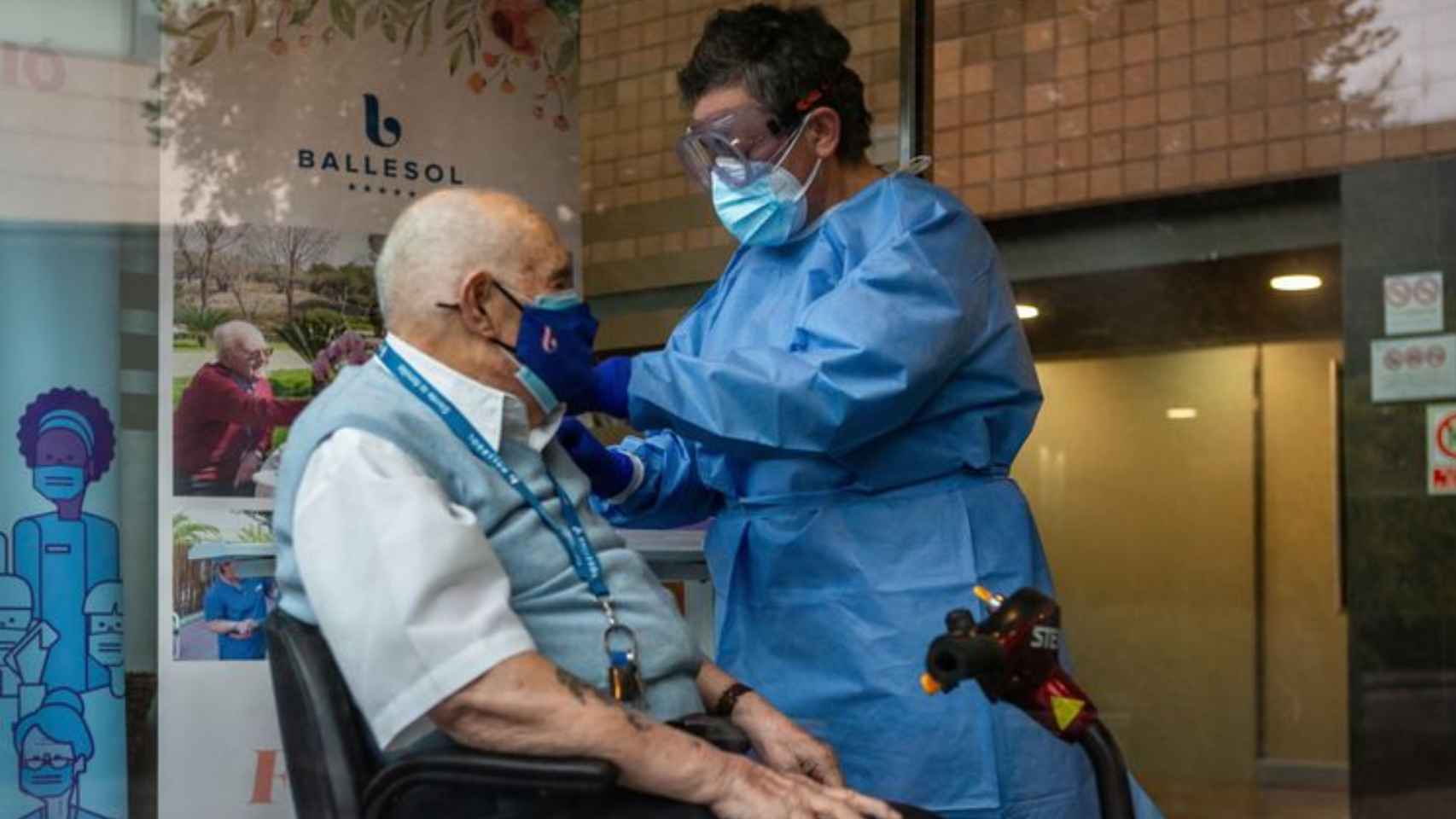 Uno de los ancianos vacunados en Cataluña / ENRIC FONTCUBERTA (EFE)