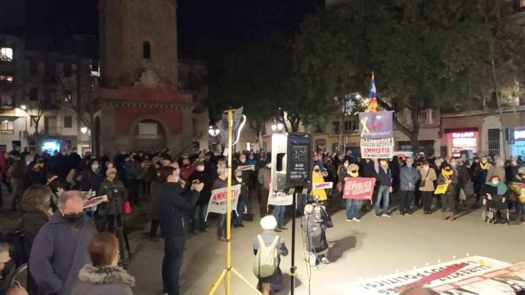 Simpatizantes de la ANC, manifestándose por los políticos presos del 'procés' en el barrio de Gràcia (Barcelona) en plena tercera ola del coronavirus / @assemblea