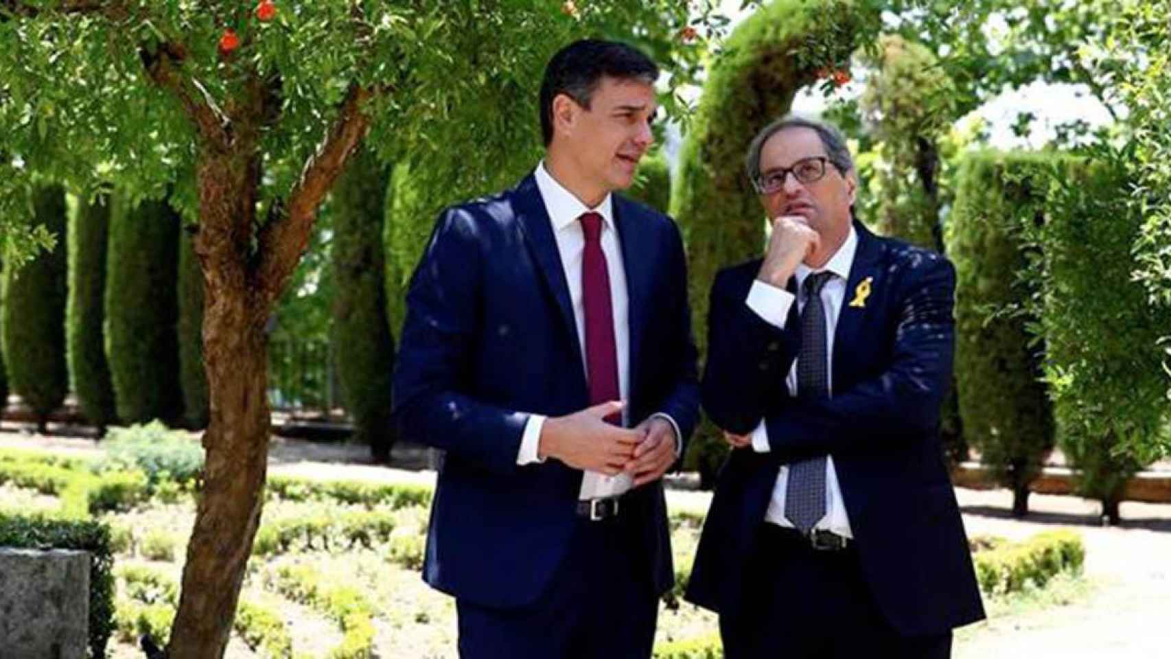 El presidente del Gobierno, Pedro Sánchez (i), y el de la Generalitat, Quim Torra, durante un paseo por los jardines del complejo que alberga la sede de la Presidencia del Ejecutivo / EFE