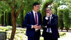 El presidente del Gobierno, Pedro Sánchez (i), y el de la Generalitat, Quim Torra, durante un paseo por los jardines del complejo que alberga la sede de la Presidencia del Ejecutivo / EFE