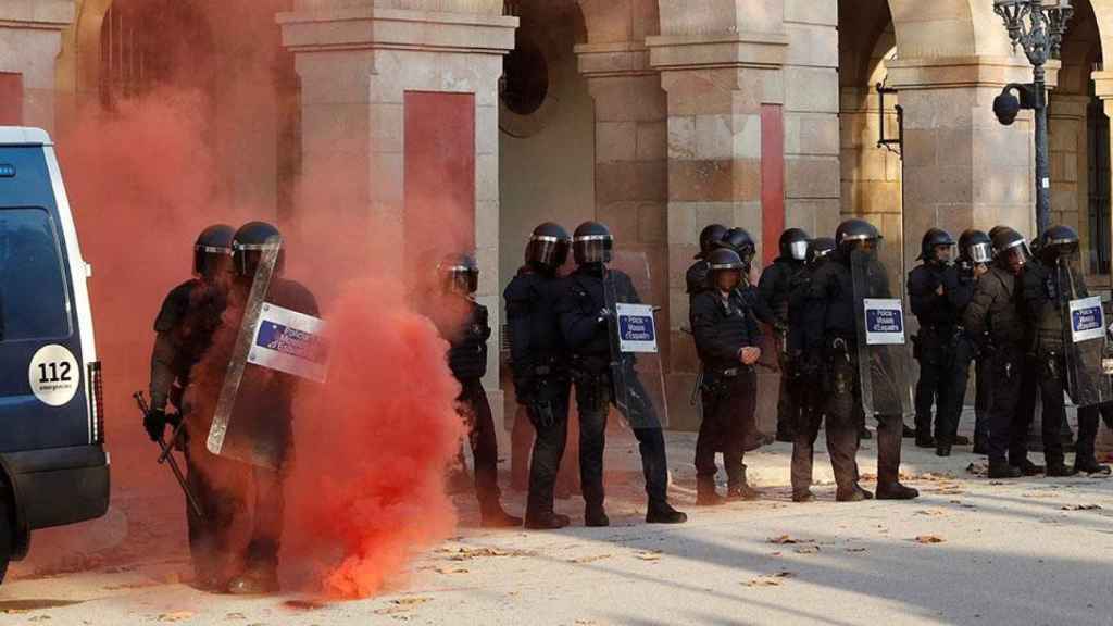 Mossos d'Esquadra preparados para cargar contra radicales independentistas ante el Parlament / EFE