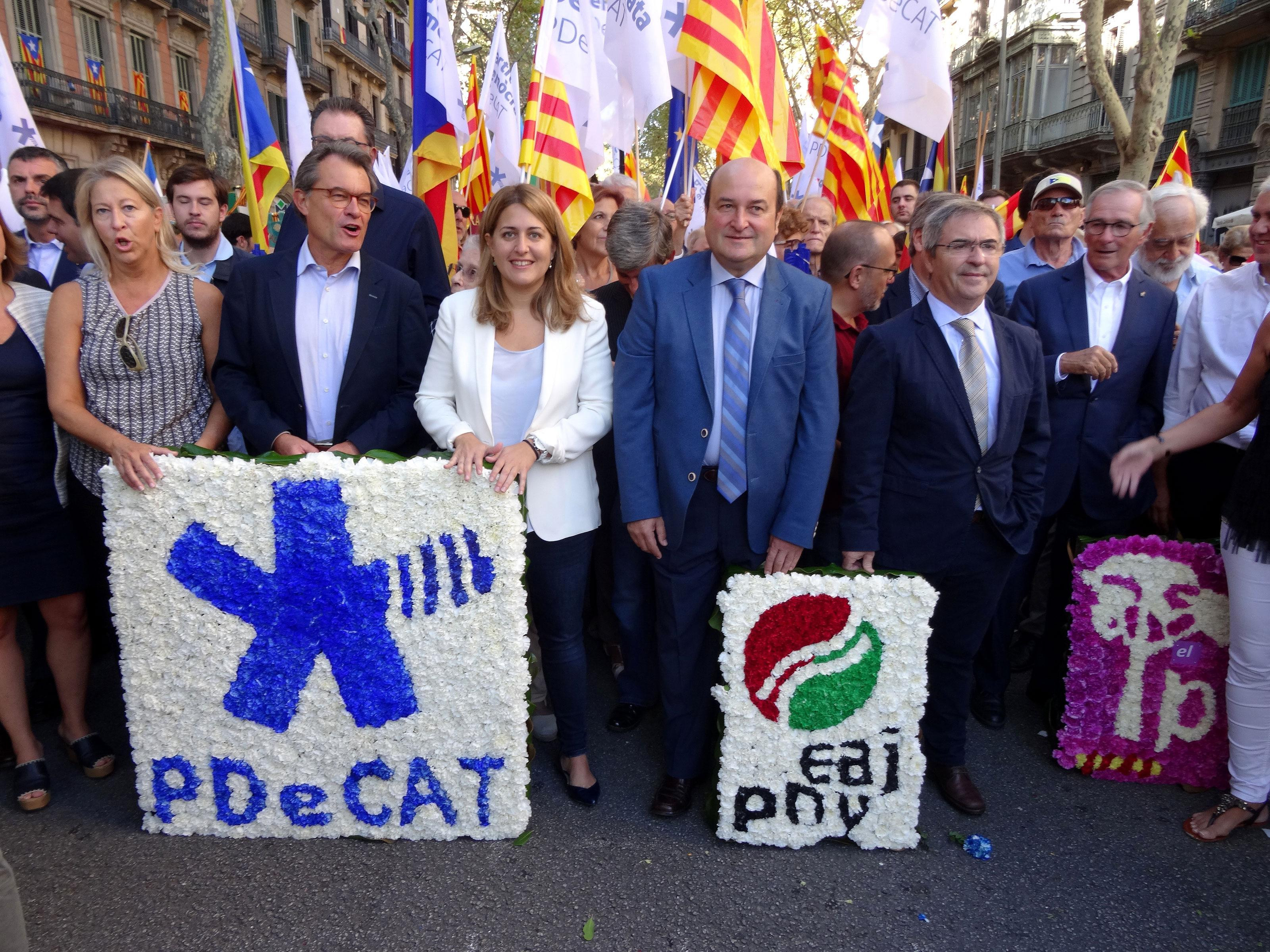 Andoni Ortuzar, con Marta Pascal y Artur Mas (PDeCAT) en la ofrenda floral de la Diada de 2017 / EAJ-PNV