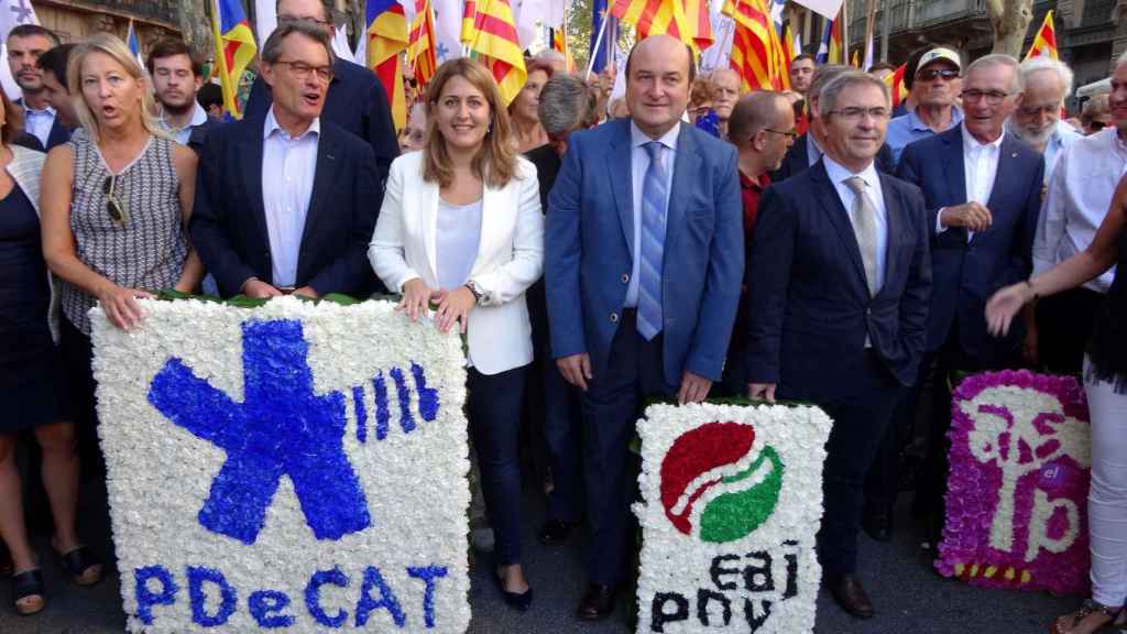 Andoni Ortuzar, con Marta Pascal y Artur Mas (PDeCAT) en la ofrenda floral de la Diada de 2017 / EAJ-PNV