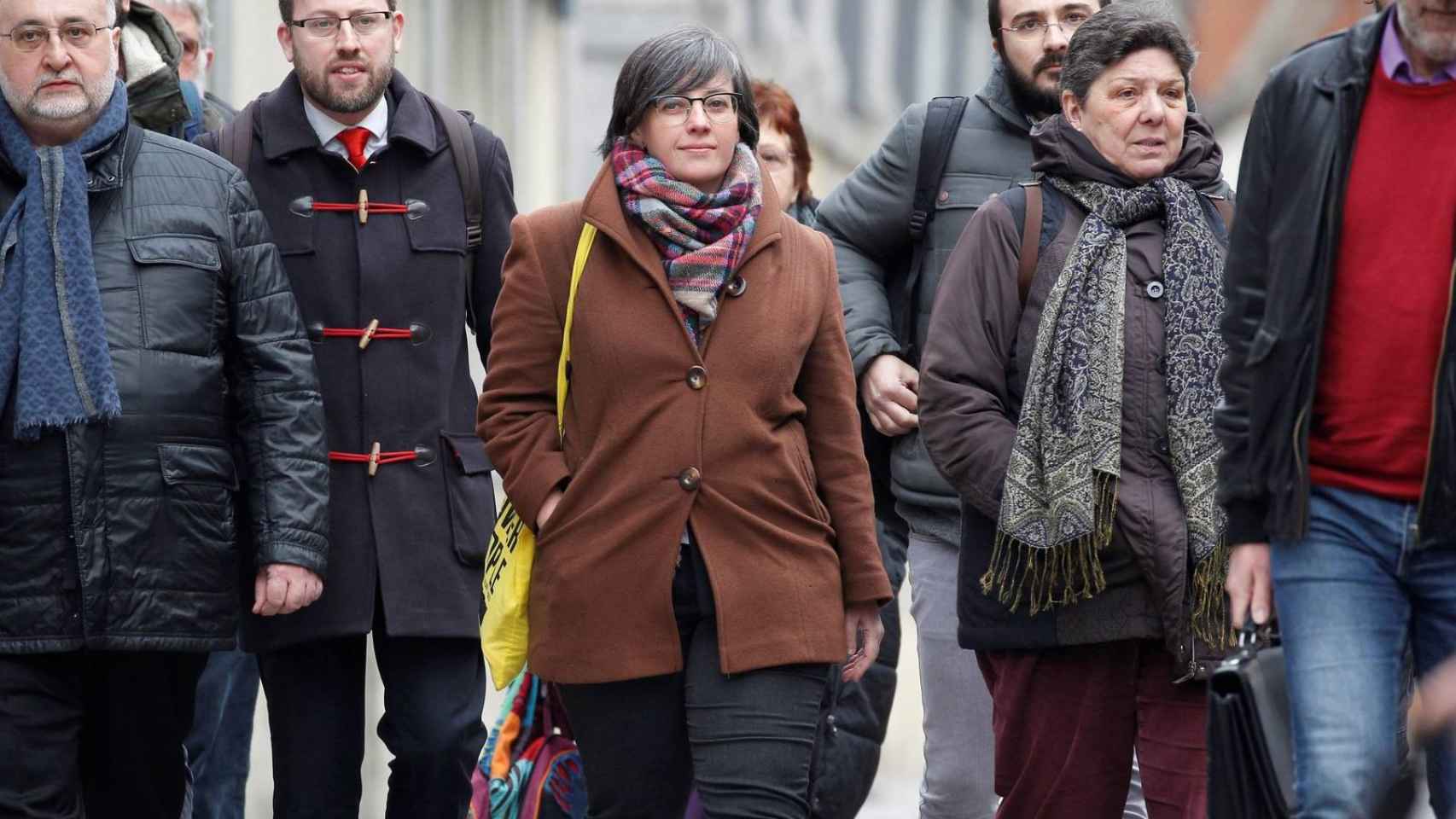 La exdiputada de la CUP, Mireia Boya, acompañada de otros dirigentes de la CUP / EFE