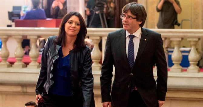 El 'president' de la Generalitat, Carles Puigdemont, acompañado por su esposa, Marcela Topor / EFE