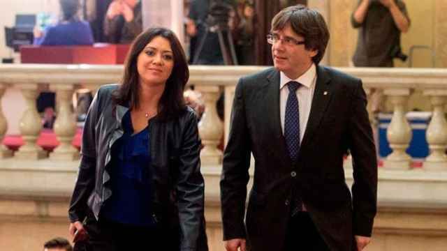 El 'president' de la Generalitat, Carles Puigdemont, acompañado por su esposa, Marcela Topor / EFE