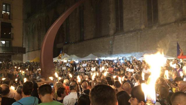 Torra y Torrent encabezaron una marcha de antorchas que recorrió el centro de Barcelona antes de la Diada / @VogelfreiCAT