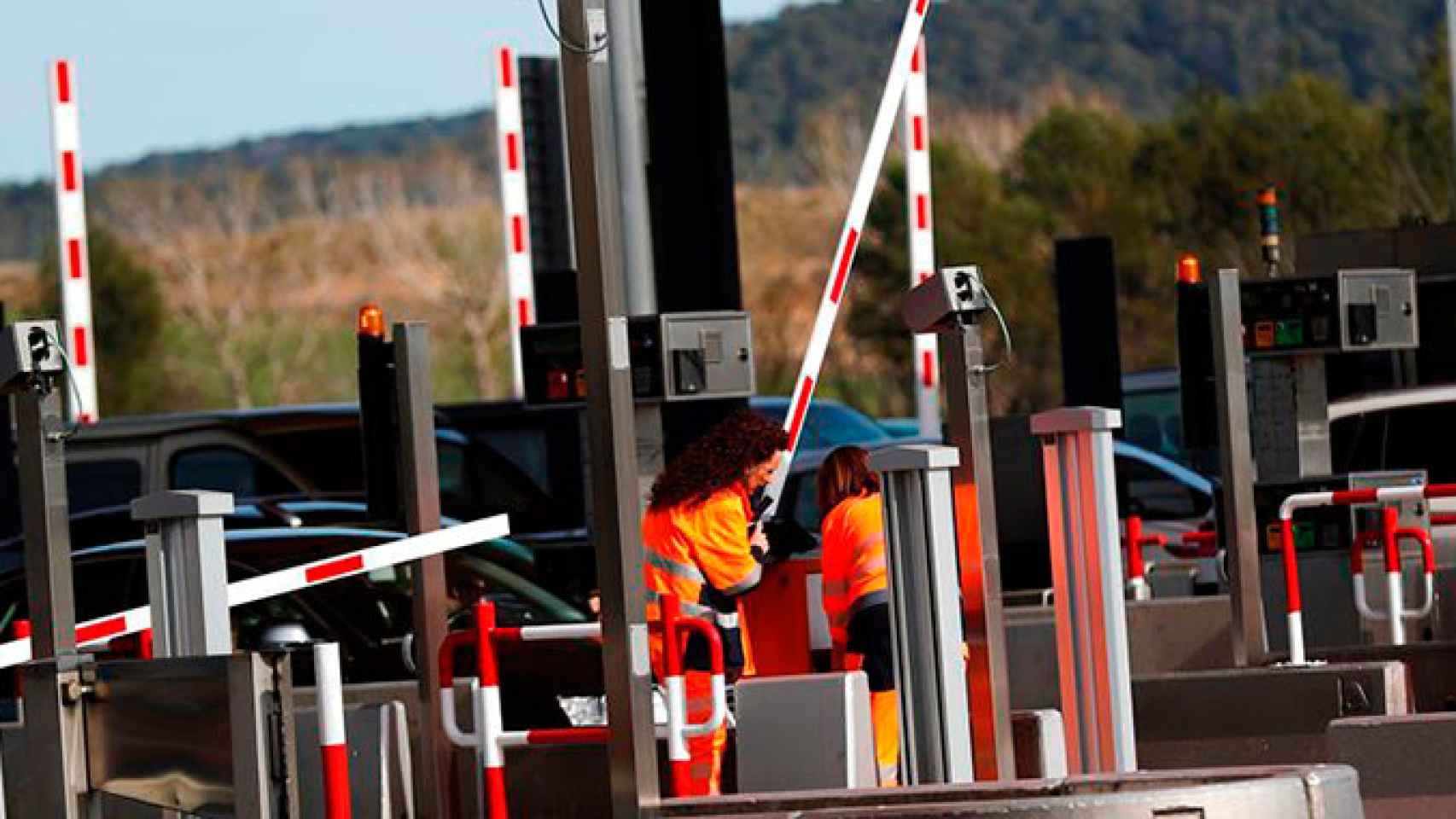 Operarios reparan el peaje de la autopista AP-7 en La Roca del Vallès, que activistas de los CDR han levantado / EFE