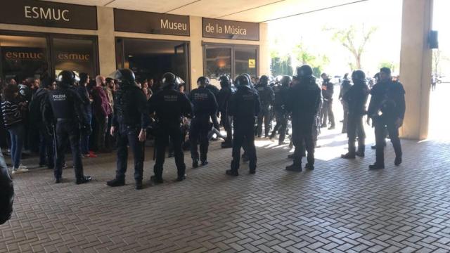 Los Mossos d'Esquadra rodean a los CDR, concentrados en el Museo de la Música en Barcelona por la visita del Rey / CG