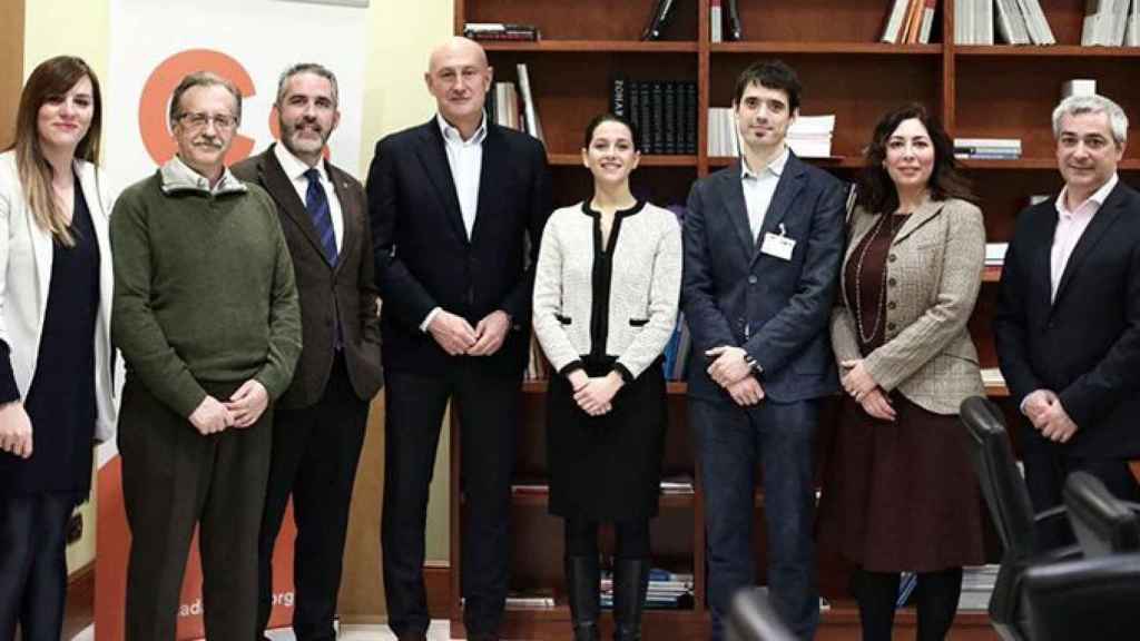 La líder catalana de Ciudadanos, Inés Arrimadas, con representantes de empresas de biotecnología, sensibles al bloqueo catalán / CG