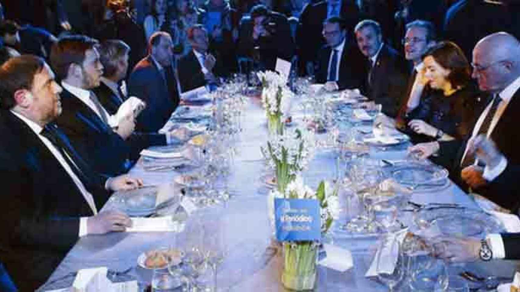 El exvicepresidente catalán Oriol Junqueras (i) frente al presidente de Banco Sabadell, Josep Oliu (d) y la exvicepresidenta española Soraya Saénz de Santamaría, en una cena de empresarios / EFE