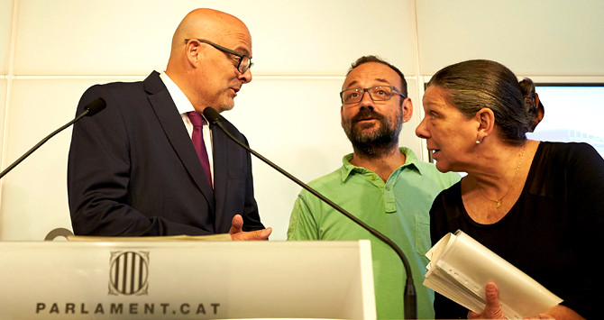 El presidente de JxSí en el Parlament, Lluís Corominas (i); el diputado de la CUP, Benet Salellas (c), y la diputada antisistema, Gabriela Serra (d), en la presentación este lunes de la ley de transitoriedad en el Parlament / EFE