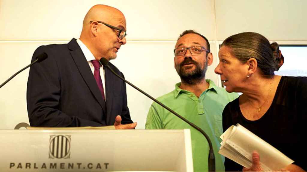 El presidente de JxSí en el Parlament, Lluís Corominas (i); el diputado de la CUP, Benet Salellas (c), y la diputada antisistema, Gabriela Serra (d), en la presentación este lunes de la ley de transitoriedad en el Parlament / EFE