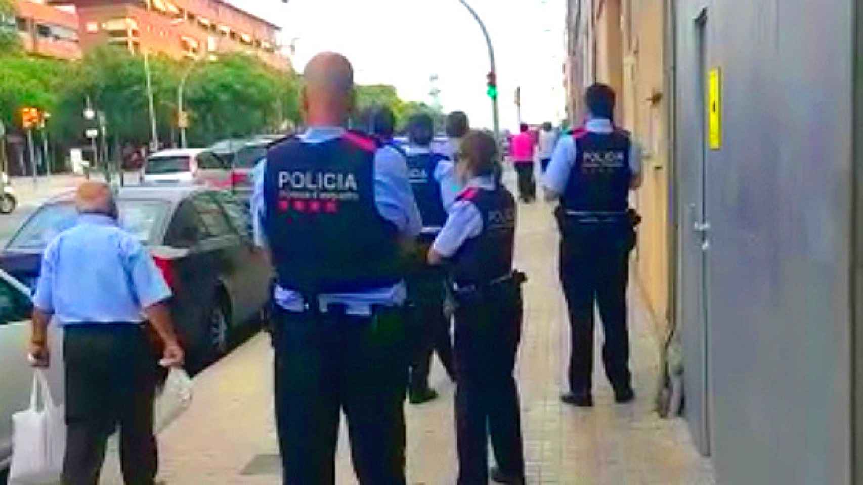 Varios 'mossos d'esquadra' delante de un supermercado Mercadona / CG