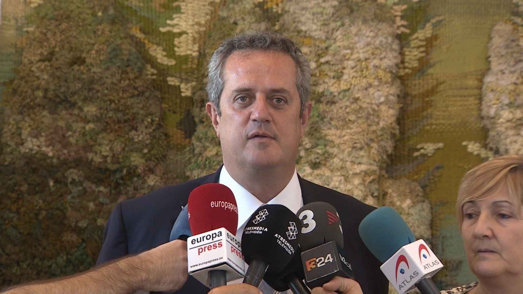 El consejero de Interior, Joaquim Forn, atiende a los periodistas en una imagen de archivo / EP