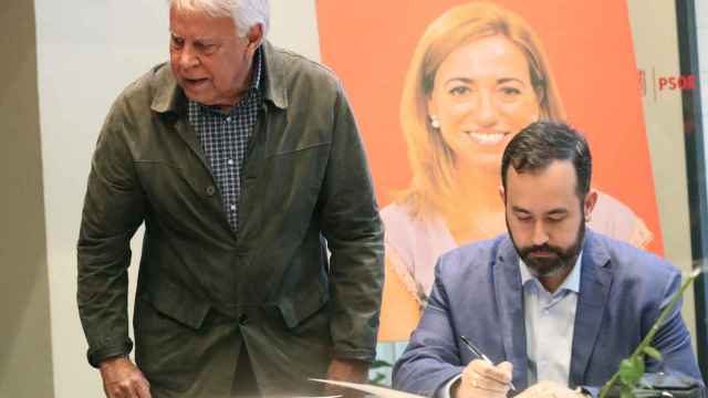 Felipe González ha acudido esta tarde a firmar en el libro de condolencias en la sede del PSOE / EFE