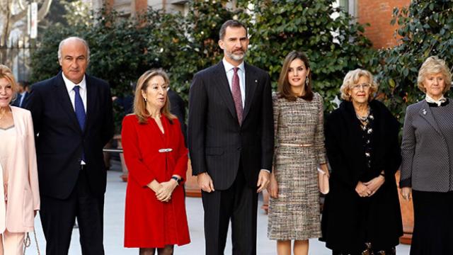 Los Reyes posan junto a la presidenta del Congreso, Ana Pastor (3i); el secretario de Estado de Cultura, Fernando Benzo (2i); la baronesa Thyssen (i); la alcaldesa de Madrid, Manuela Carmena (2d), y la Defensora del Pueblo, Soledad Becerril (d), en el Mus