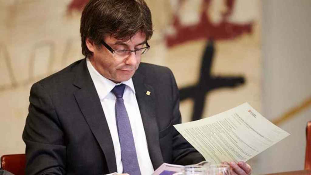 Carles Puigdemont, presidente de la Generalitat, en la reunión semanal del Gobierno catalán / EFE