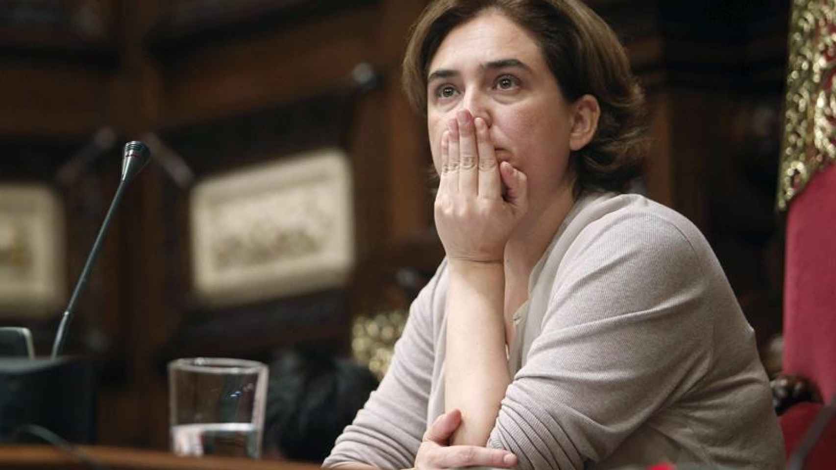 Ada Colau en su primer pleno municipal como alcaldesa de Barcelona en 2015 / EFE