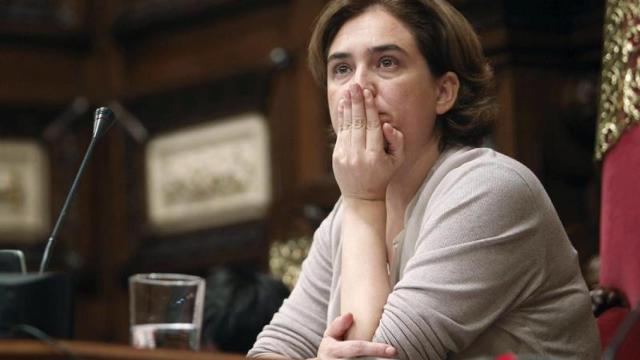 Ada Colau en su primer pleno municipal como alcaldesa de Barcelona en 2015 / EFE