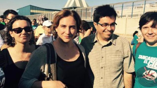 La alcaldesa de Barcelona, Ada Colau, junto a los miembros de su gobierno municipal Mercedes Vidal, Gerardo Pisarello y laia Ortiz, frente al CIE de Zona Franca