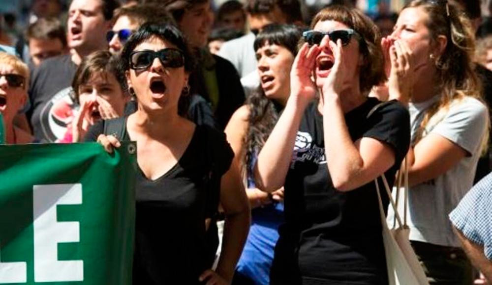 Anna Gabriel (i) y Mireia Vehi (d), en una manifestación / CG