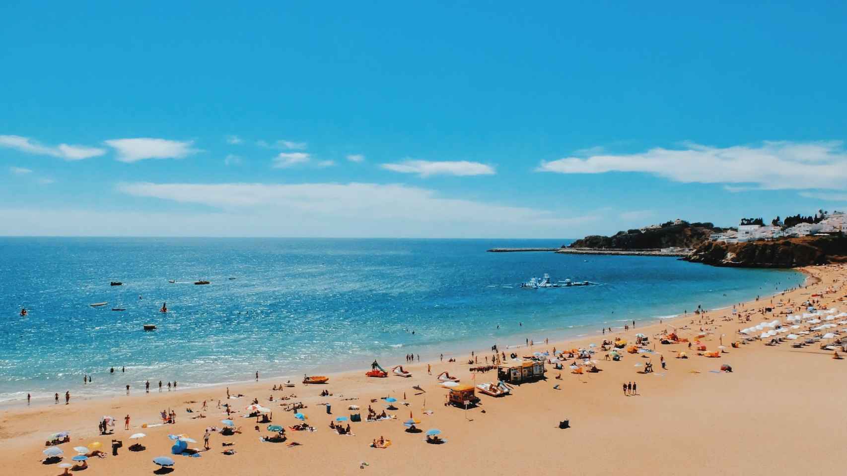 Vista panorámica de una playa / UNSPLASH