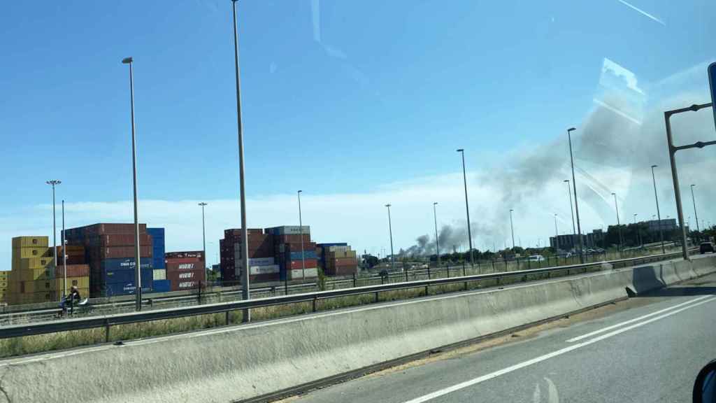 Imagen del humo provocado por el incendio en el Puerto de Barcelona / VR