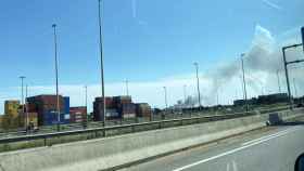 Imagen del humo provocado por el incendio en el Puerto de Barcelona / VR