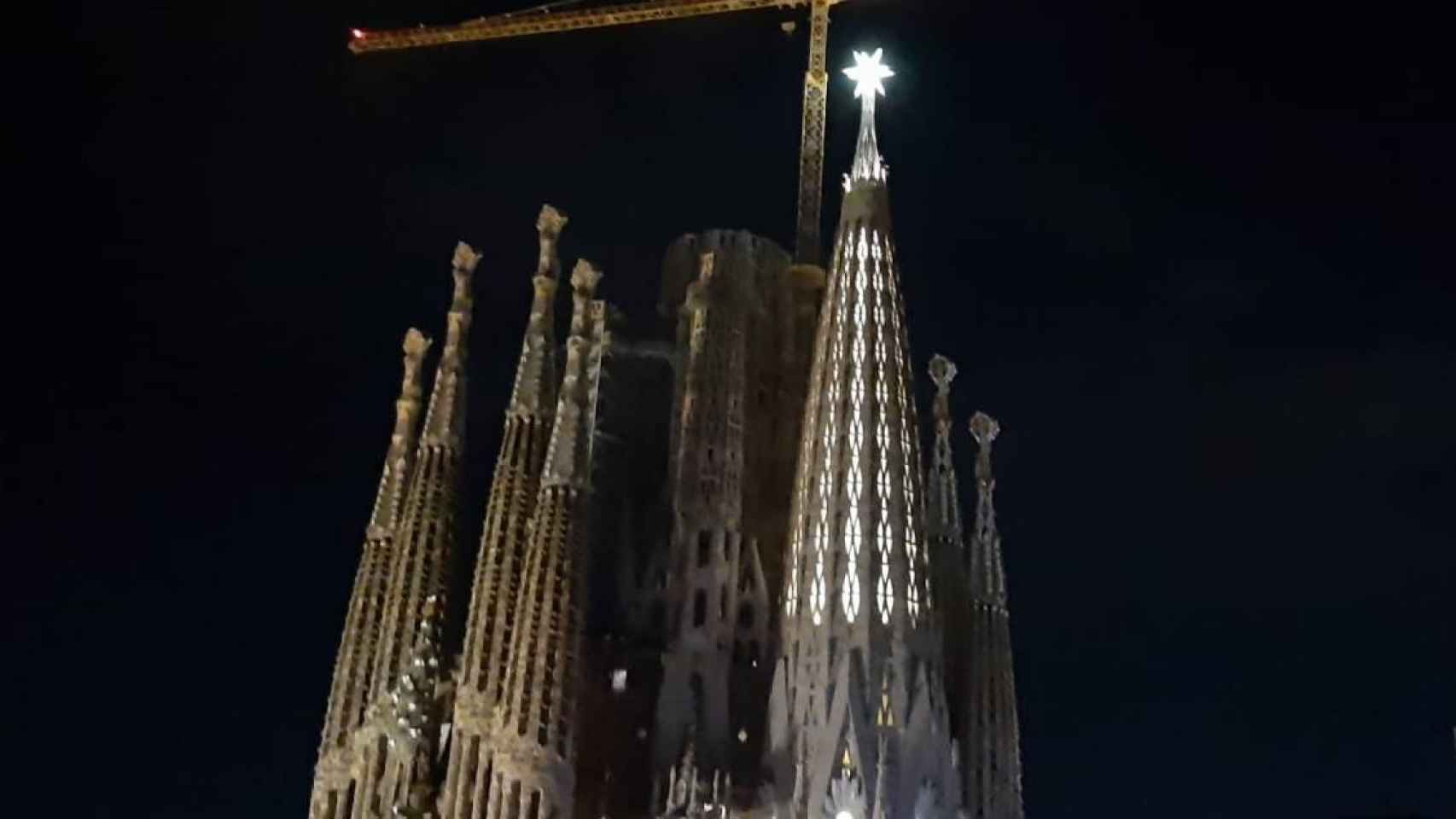 Encendido de la estrella de la torre de la Virgen de la basílica de la Sagrada Familia de Barcelona / CG