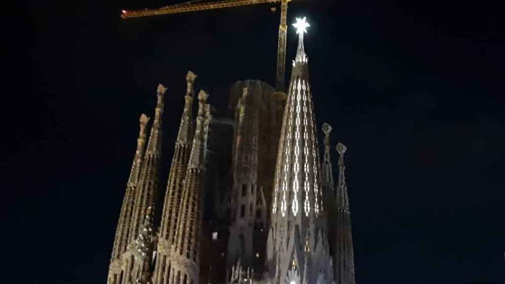 Encendido de la estrella de la torre de la Virgen de la basílica de la Sagrada Familia de Barcelona / CG