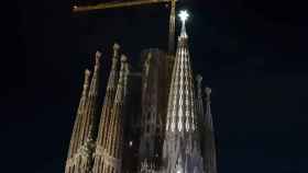 Encendido de la estrella de la torre de la Virgen de la basílica de la Sagrada Familia de Barcelona / CG