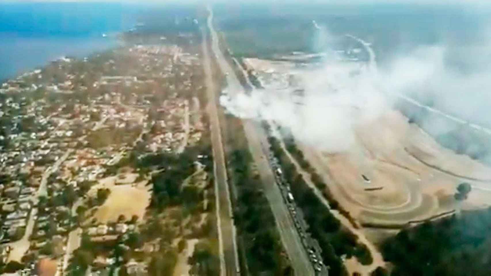 El incendio que ha obligado a cortar la AP-7 en L'Ametlla de Mar / BOMBERS