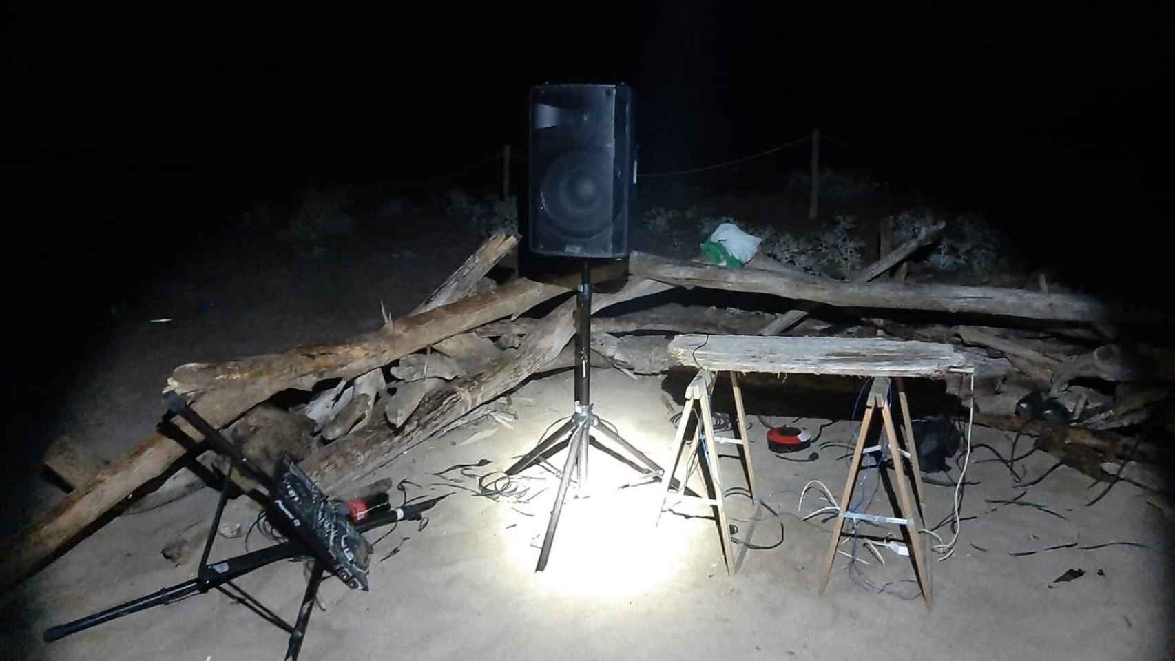 Imagen que tenía la playa de Gola del Ter, en Torroella del Montgrí (Girona), cuando intervino la Policía Local del municipio / AJUNTAMENT TORROELLA DE MONTGRÍ