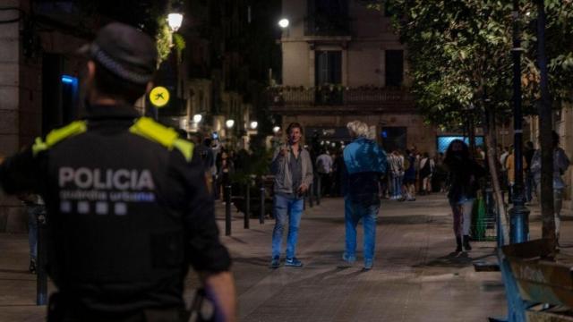 Agentes de la Guardia Urbana de Barcelona, frente a jóvenes en ambiente festivo tras el levantamiento del toque de queda el pasado mes de mayo / Lorena Sopêna (EP)