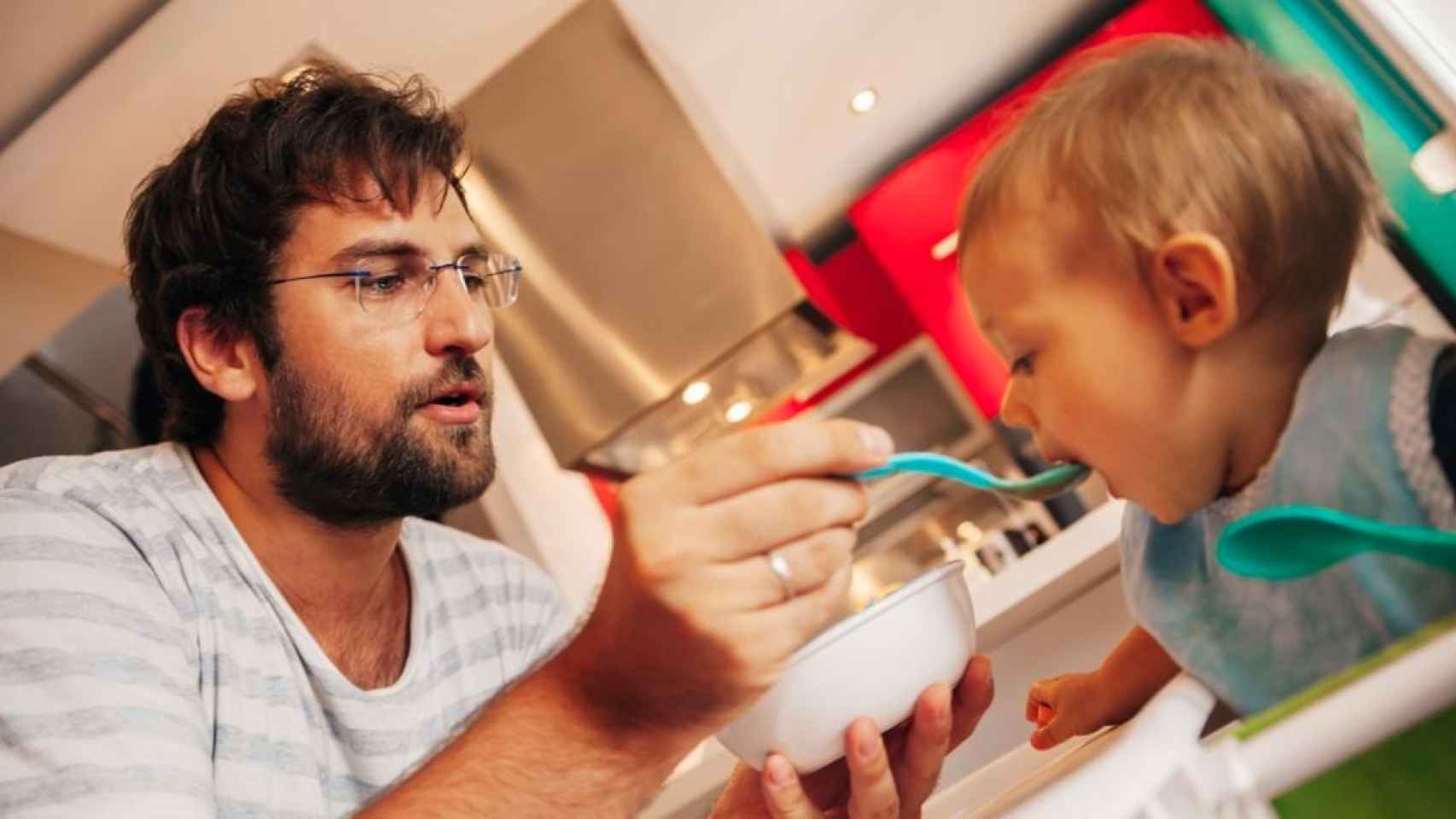 Un padre da de comer a su bebé / EP