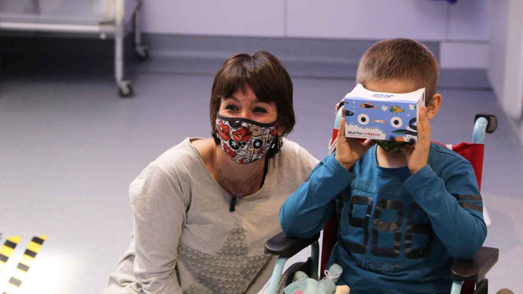 Un paciente del Servicio de Oncología Radioterápica del Hospital Vall d'Hebron, con una familiar / CG