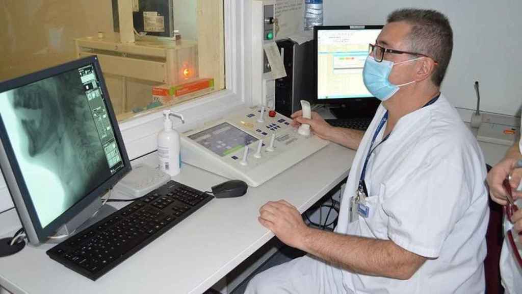 Un técnico del hospital de Palamós durante la realización de la prueba de videofluroscopia / HOSPITAL DE PALAMÓS