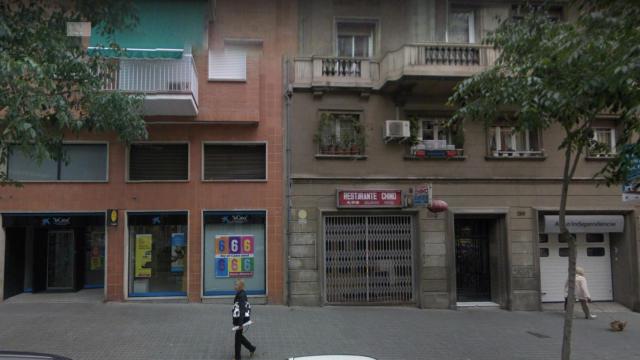 La calle Dos de Maig de Barcelona, donde el presunto ladrón cayó desde un tejado / GOOGLE MAPS