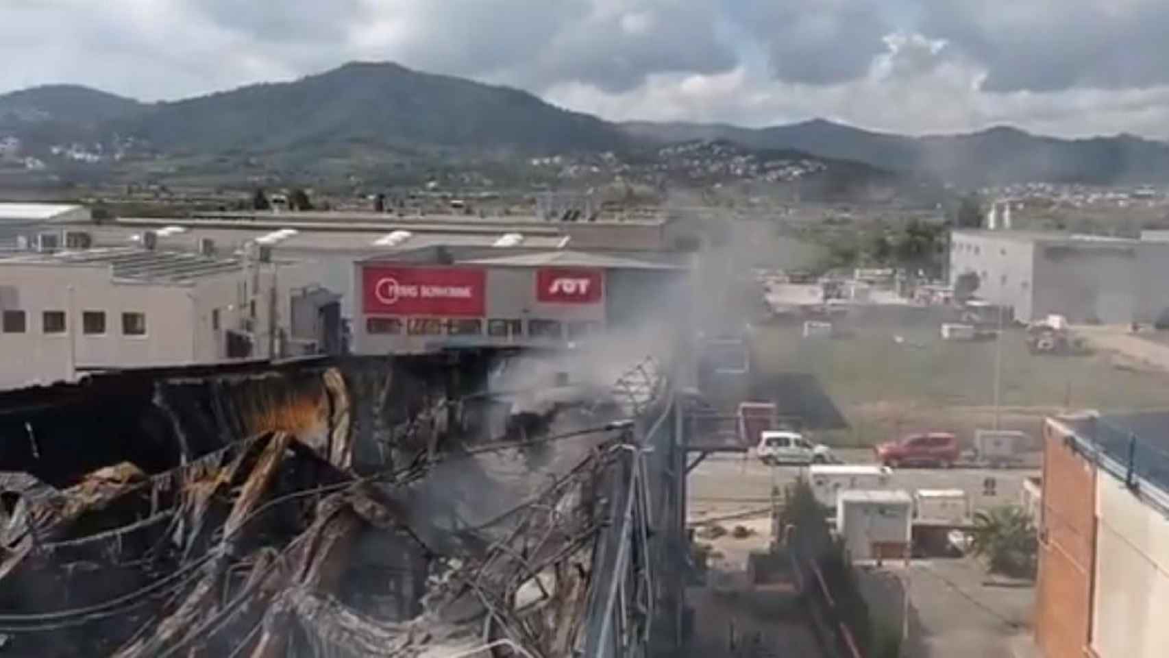 La nave incendiada de Sant Feliu, en estos momentos / BOMBEROS