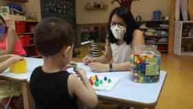 Un profesora y un niño en una clase / EP