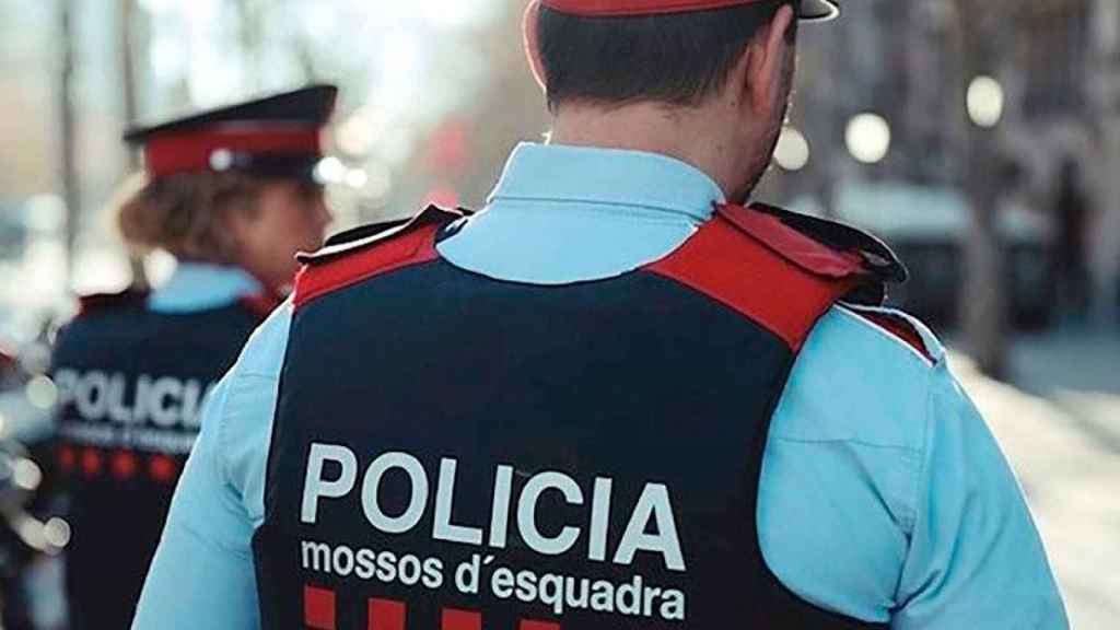 Imagen de archivo de un agente de los Mossos, que inventigan la muerte de un hombre tras caer de un puente / MOSSOS