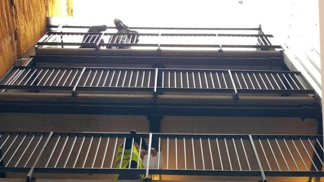 Imagen de la fachada de los pisos-contenedor de Ada Colau en Barcelona / CG