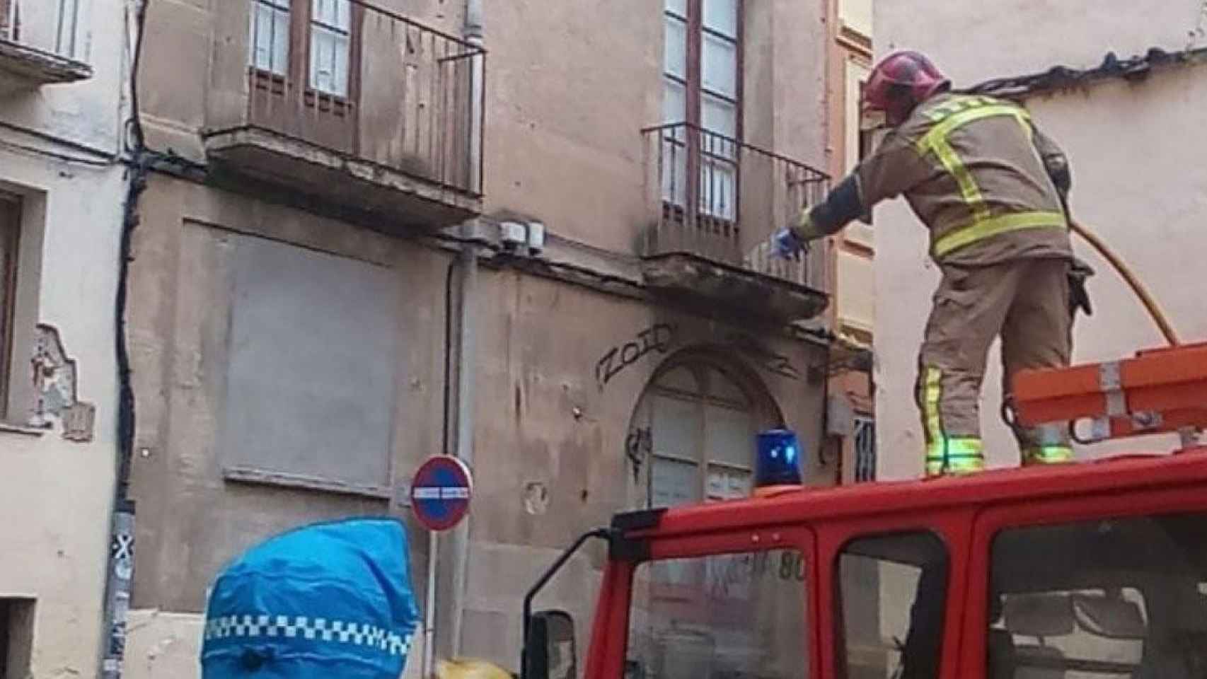 Efectivos de bomberos durante la extinción del incendio provocado / GUARDIA URBANA DE REUS