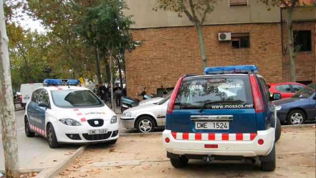 Dos coches patrulla de los Mossos d'Esquadra, en un solar como en el que se produjo al violación de Poblenou / CG