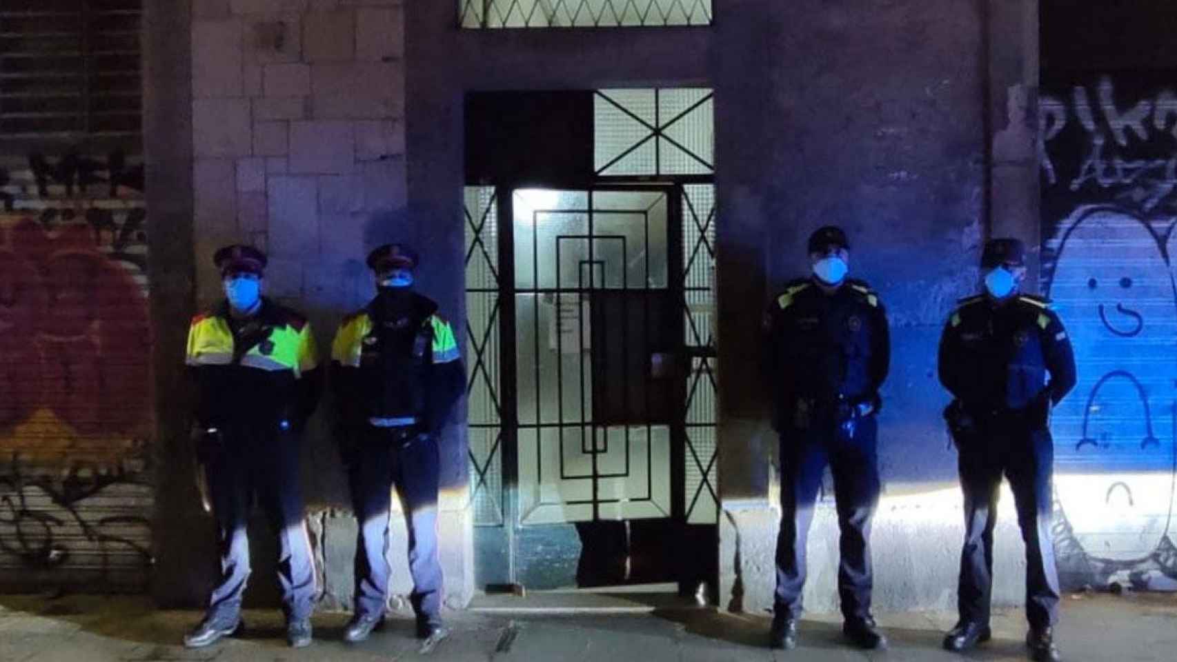 Agentes de Mossos y Urbana en un operativo contra la venta de drogas en el Raval durante el estado de alarma / MOSSOS