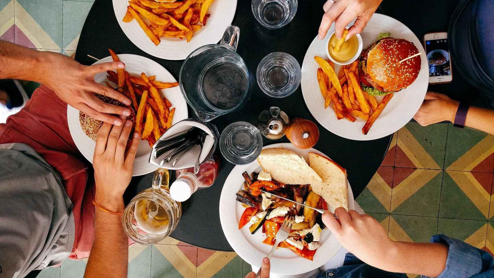 Un grupo de jóvenes comen grandes cantidades de comida y alcohol / PIXABAY